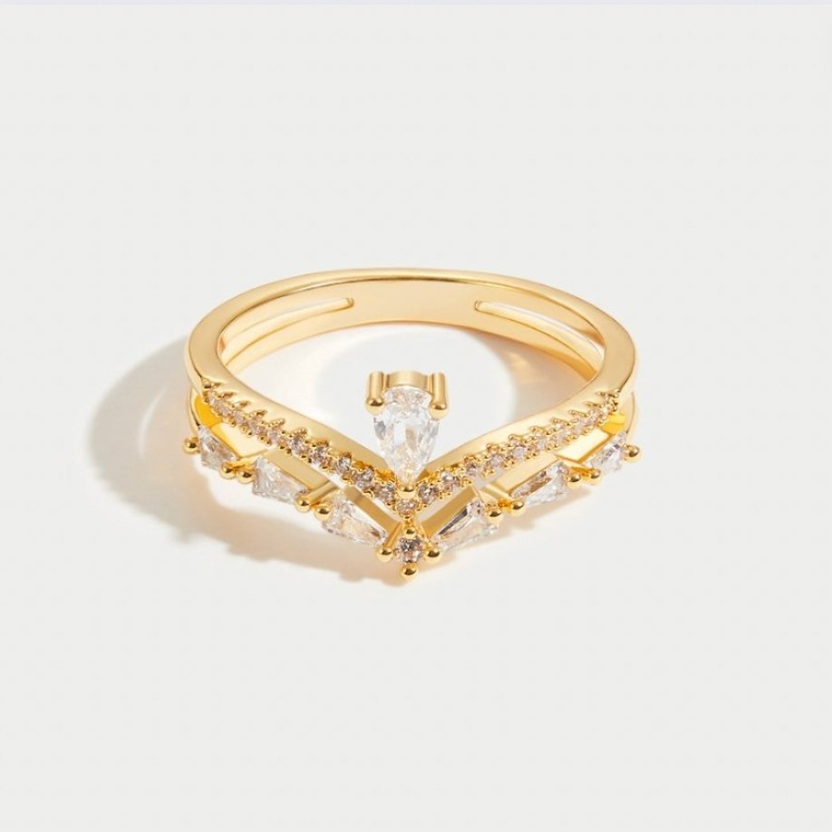 Livia | Elegant Crystal Ring