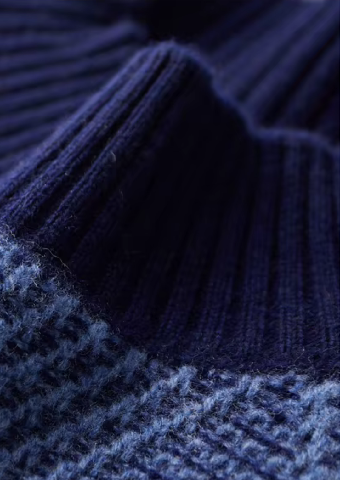 Merino Wool Refined Two-Tone Pattern Mockneck
