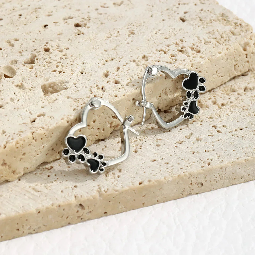 Huggie earrings with a heart and black enamel
