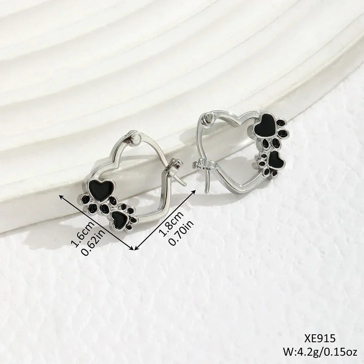 Huggie earrings with a heart and black enamel