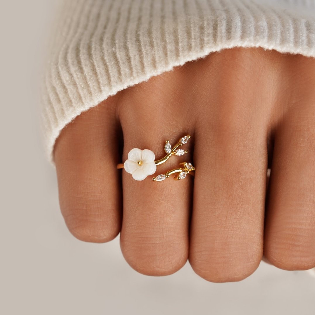 Aurelia – White Flower Ring