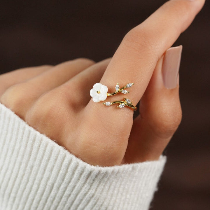 Aurelia – White Flower Ring
