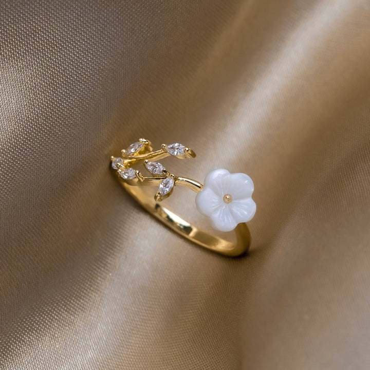 Aurelia – White Flower Ring