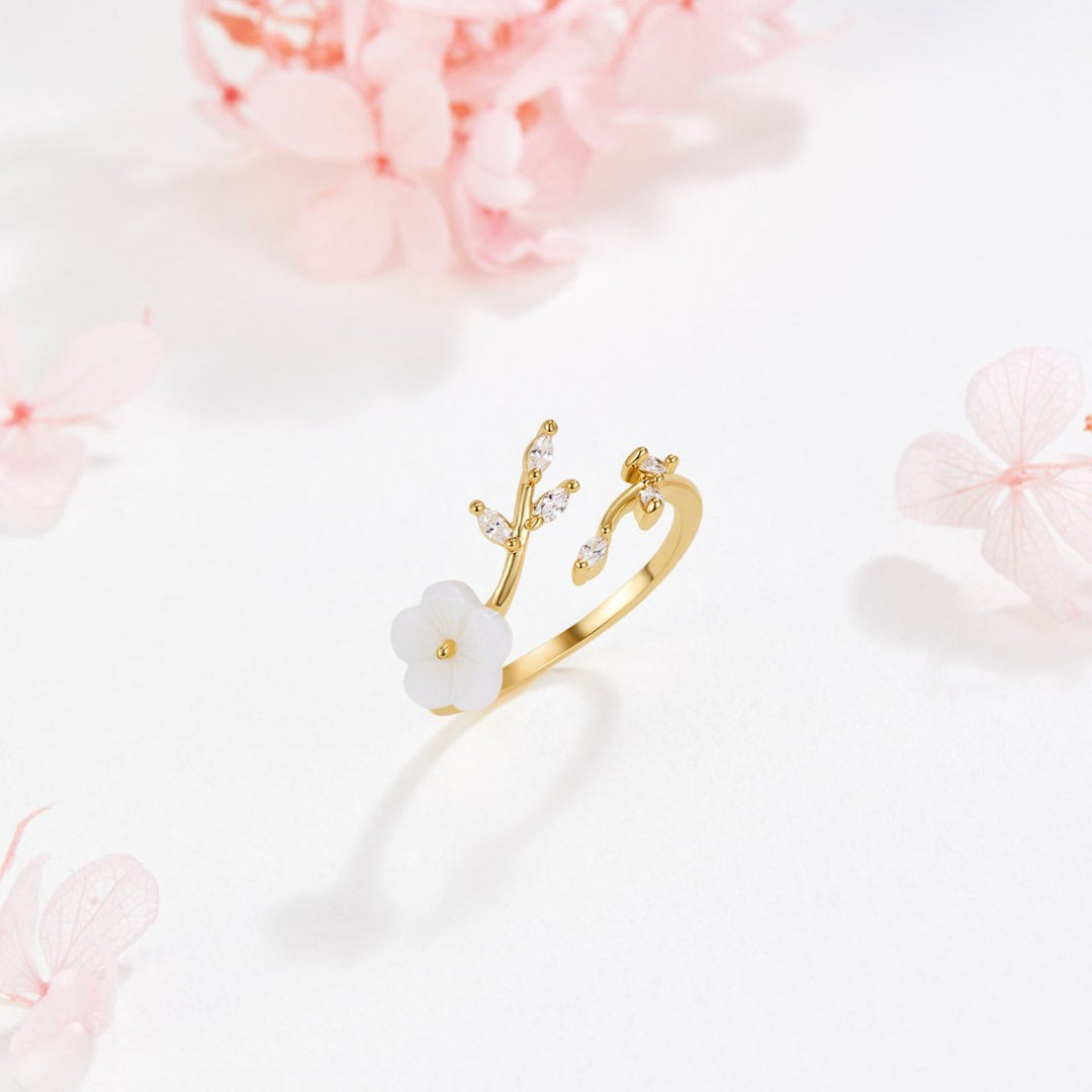 Aurelia – White Flower Ring
