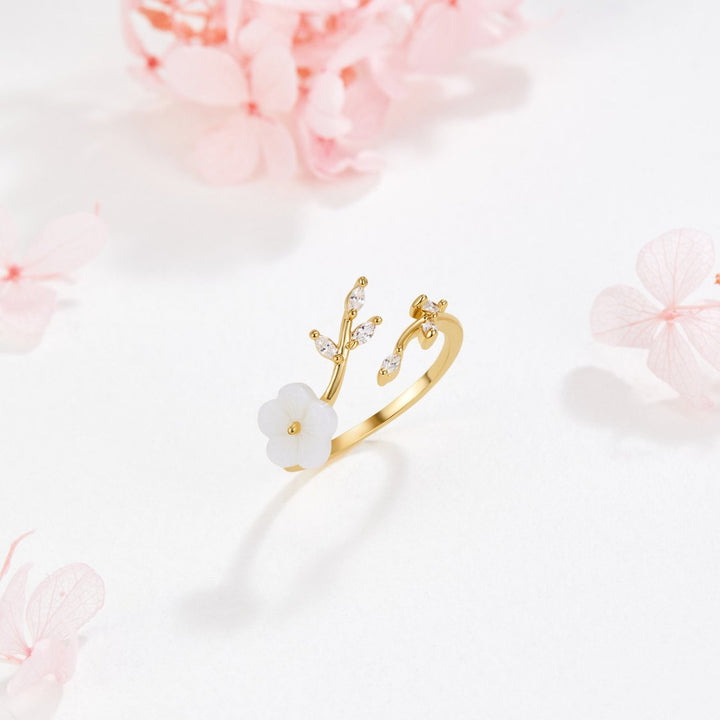 Aurelia – White Flower Ring