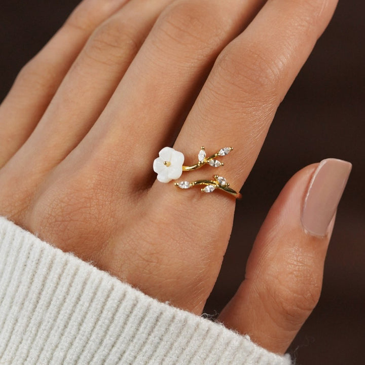 Aurelia – White Flower Ring